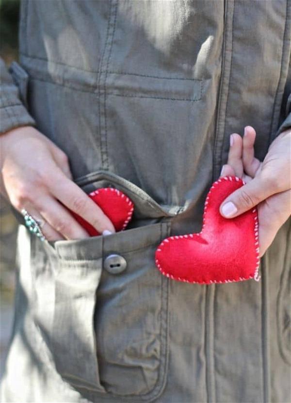 Super-Cute DIY Felt Heart Hand Warmers