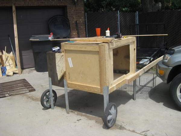 Surprisingwoman’s Chicken Coop Tractor