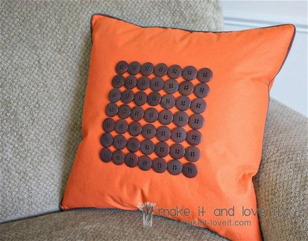 DIY Buttons Pillow