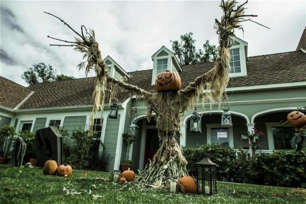 DIY Giant Scarecrow