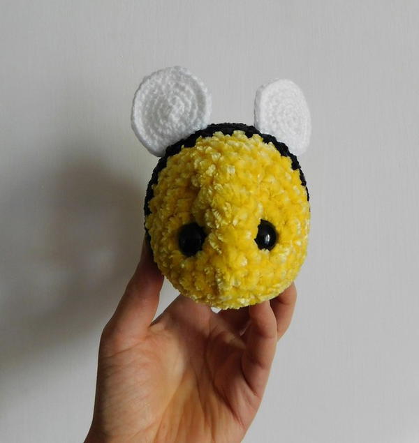 Fuzzy Bee Amigurumi