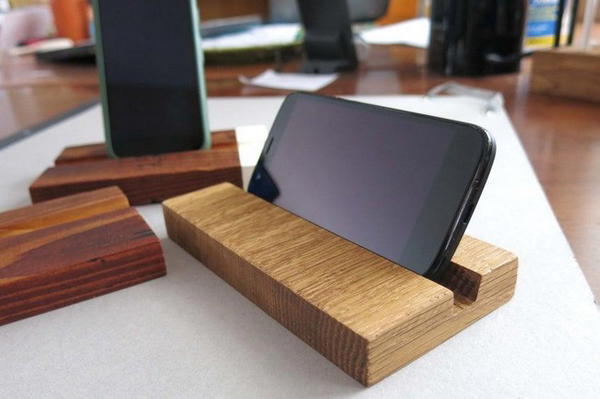 Simple Wooden iPhone Stand DIY