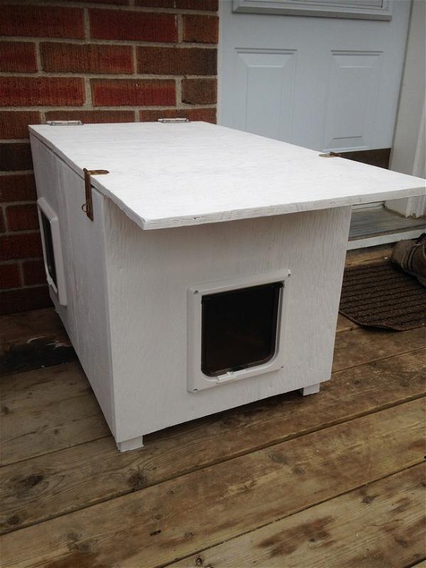 Outdoor Cat House For The Winter