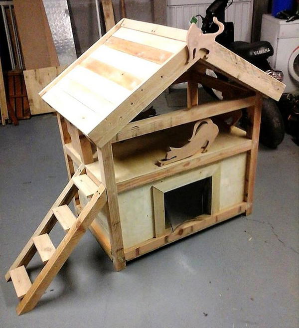 Pallet Wood Cat House DIY