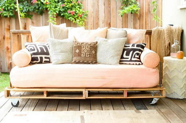 DIY Pallet Daybed