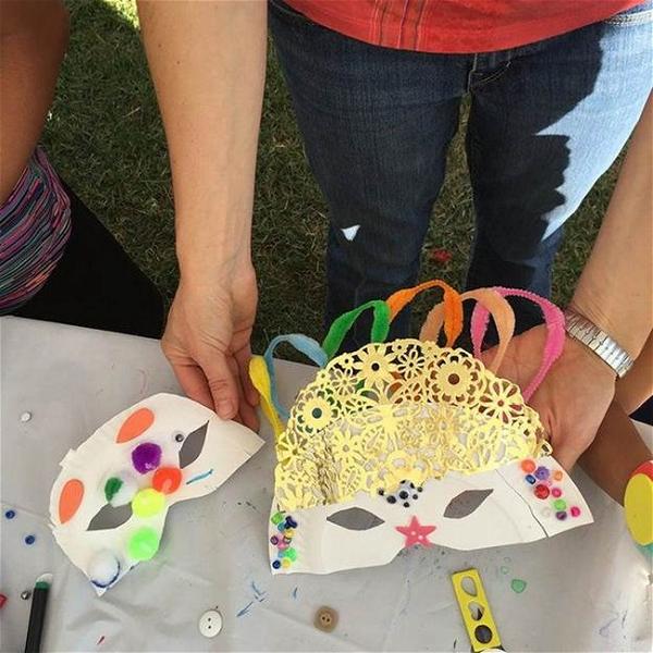 DIY Paper Plate Mardi Gras Mask