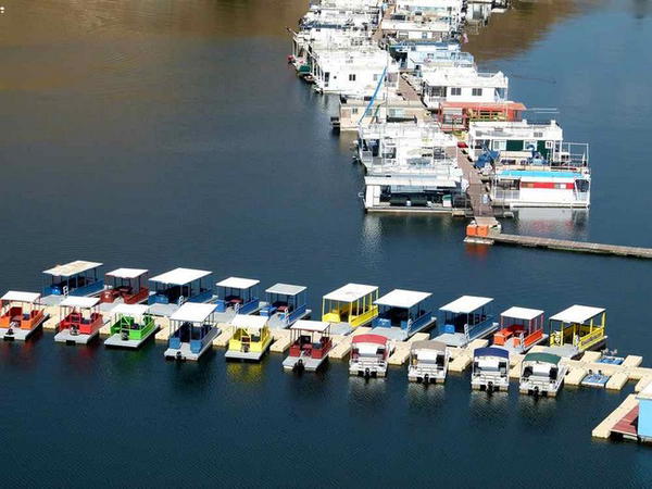 Self-Structured Pontoon Boat