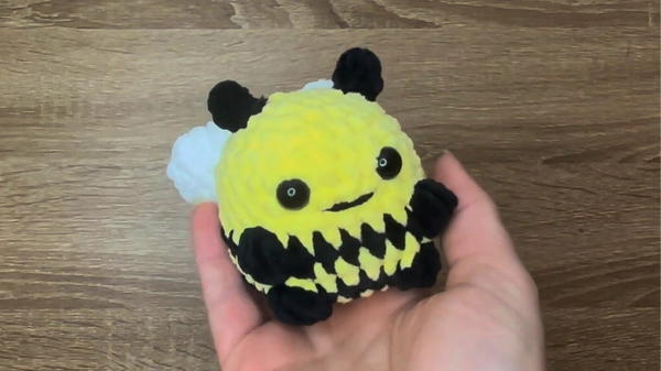 Crochet Sitting Bee Pattern (1)