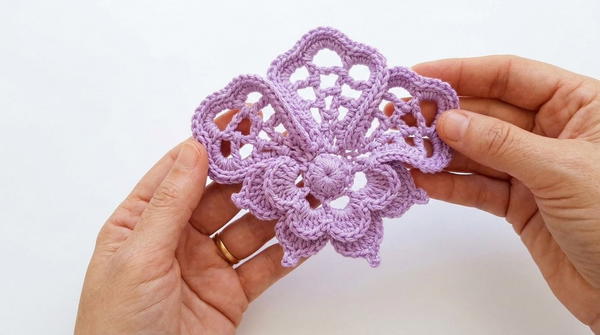 Crocheted flower for appliqué. By Fabiana Blusas Crochê 2