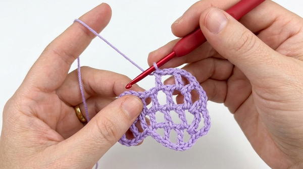 Crocheted flower for appliqué. By Fabiana Blusas Crochê 4
