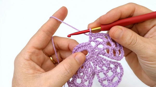 Crocheted flower for appliqué. By Fabiana Blusas Crochê 5