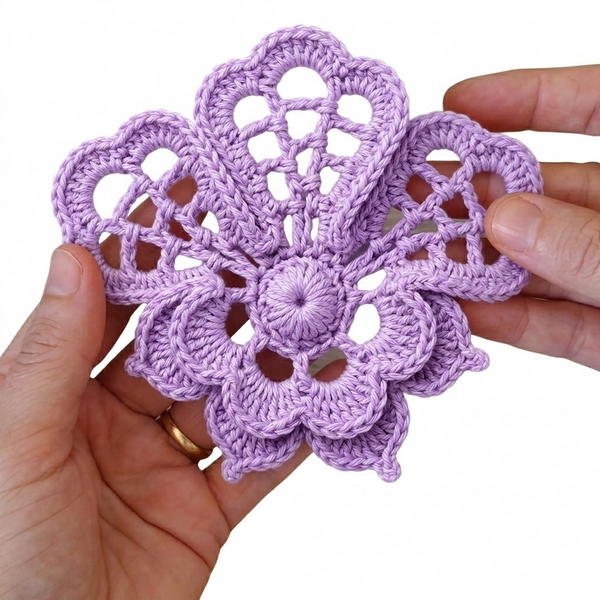 Crocheted flower for appliqué. By Fabiana Blusas Crochê 6