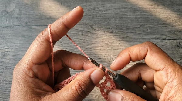 How to crochet a lace summer scarf with pineapple border 3