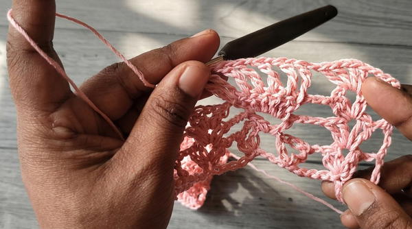 How to crochet a lace summer scarf with pineapple border 4