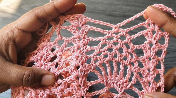 How to crochet a lace summer scarf with pineapple border 5