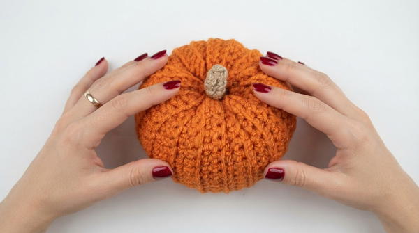 CROCHET PUMPKINS FOR HALLOWEEN AND FALL. THREE DIFFERENT SIZES 7