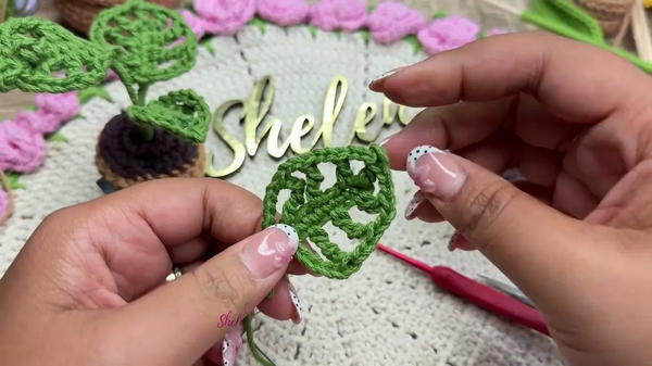 Crochet Mini Monstera 🌿 Easy and Cute Refrigerator Magnet Step-by-Step Tutorial (12)
