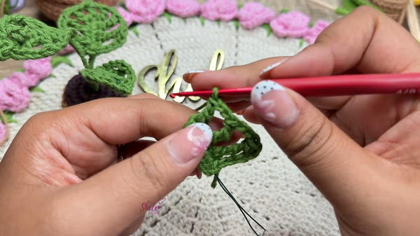 Crochet Mini Monstera 🌿 Easy and Cute Refrigerator Magnet Step-by-Step Tutorial (13)