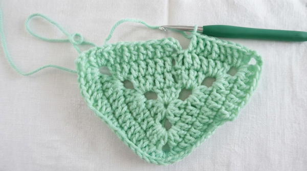 Easy beginners basic crochet triangle 5