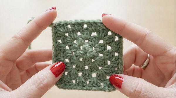 HOW TO MAKE A GRANNY SQUARE 2