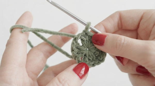 HOW TO MAKE A GRANNY SQUARE 4