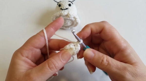 How to crochet an Amigurumi GHOST for Halloween 3