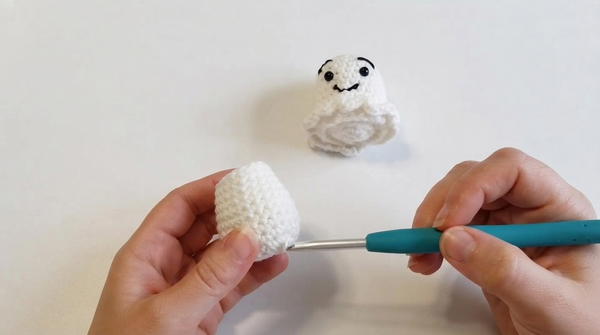 How to crochet an Amigurumi GHOST for Halloween 5