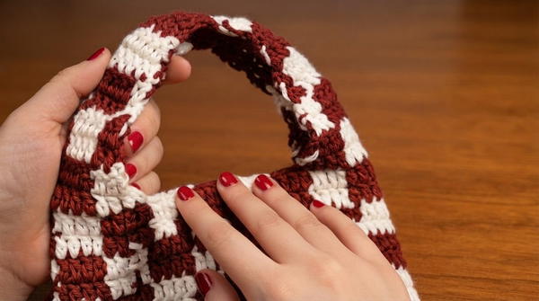 How to make a crochet mini hobo bag 6