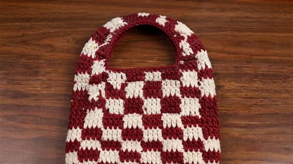 How to make a crochet mini hobo bag 7