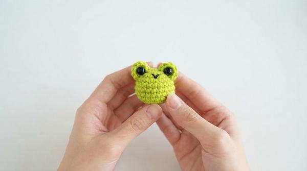 SHORT AND EASY!! TUTORIAL ON HOW TO KNIT A MINI FROG 6