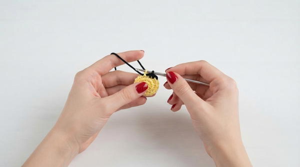 SHORT & EASY!! BEE KNITTING TUTORIAL BEE AMIGURUMI KNITTING TUTORIAL FOR BEGINNERS 4