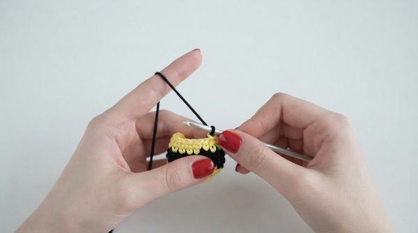 SHORT & EASY!! BEE KNITTING TUTORIAL BEE AMIGURUMI KNITTING TUTORIAL FOR BEGINNERS 5