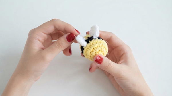SHORT & EASY!! BEE KNITTING TUTORIAL BEE AMIGURUMI KNITTING TUTORIAL FOR BEGINNERS 7