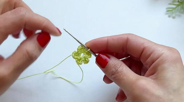 A VERY DELICATE AND EASY FLOWER CHAIN ENGLISH SUBTITLES 4