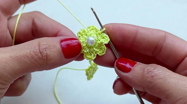 A VERY DELICATE AND EASY FLOWER CHAIN ENGLISH SUBTITLES 5