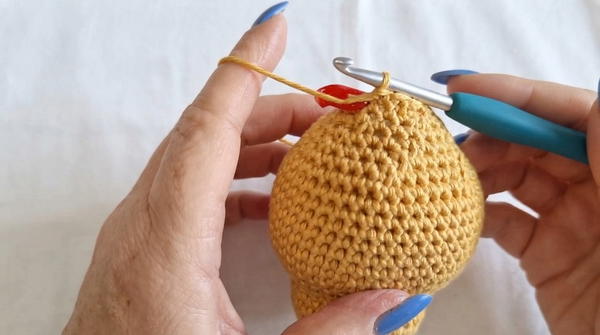 Crochet a realistic amigurumi fantail fish 6