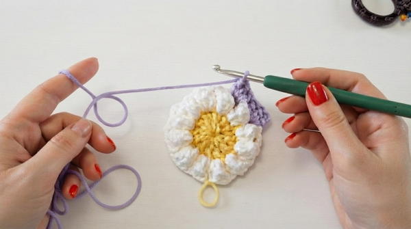 Crochet this gorgeous Daisy Square - EASY 5