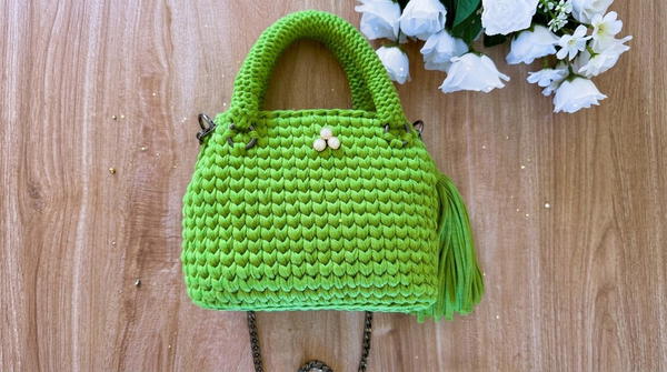 How To Crochet A Gorgeous Bag With T-shirt Yarn (2)