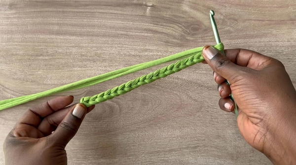 How To Crochet A Gorgeous Bag With T-shirt Yarn (3)