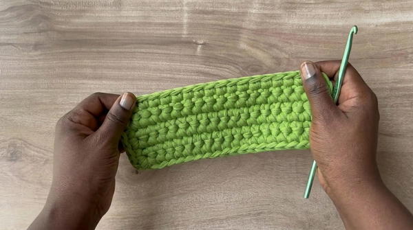 How To Crochet A Gorgeous Bag With T-shirt Yarn (4)