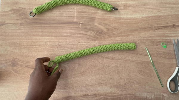 How To Crochet A Gorgeous Bag With T-shirt Yarn (5)