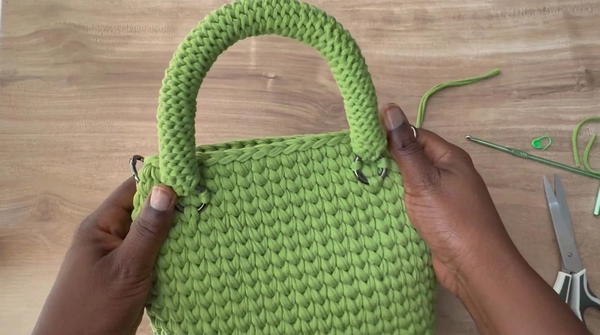 How To Crochet A Gorgeous Bag With T-shirt Yarn (7)