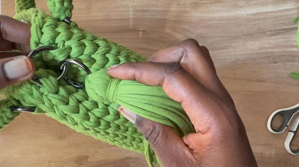 How To Crochet A Gorgeous Bag With T-shirt Yarn (8)