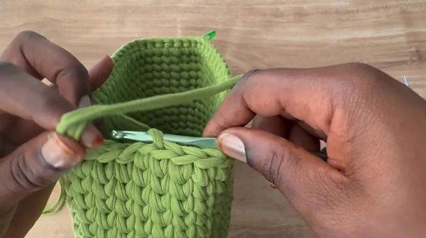 How To Crochet A Gorgeous Bag With T-shirt Yarn (9)