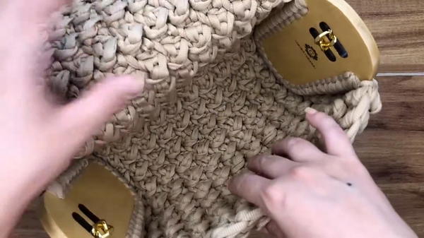 How To Crochet Bag With T-shirt Yarn And Wooden Accessory 9