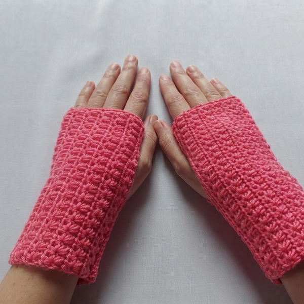 How To Crochet Fingerless Gloves With Stars (Mittens) (11)