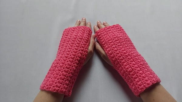 How To Crochet Fingerless Gloves With Stars (Mittens) (2)