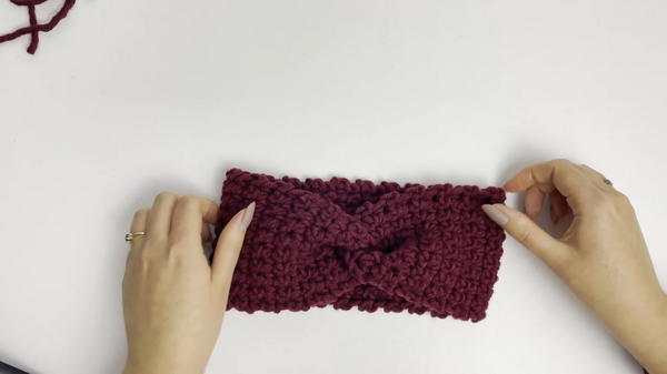 How To Crochet Quick and Easy Headband (2)