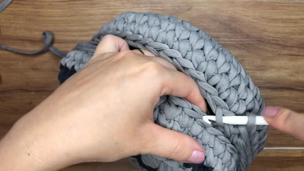 How To Crochet Round Bag Made With T-shirt Yarn (8)