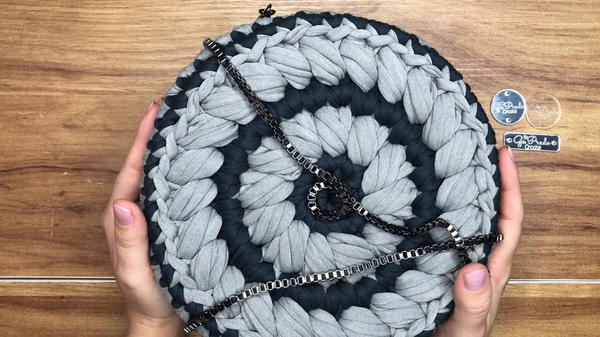 How To Crochet Round Bag Made With T-shirt Yarn (9)